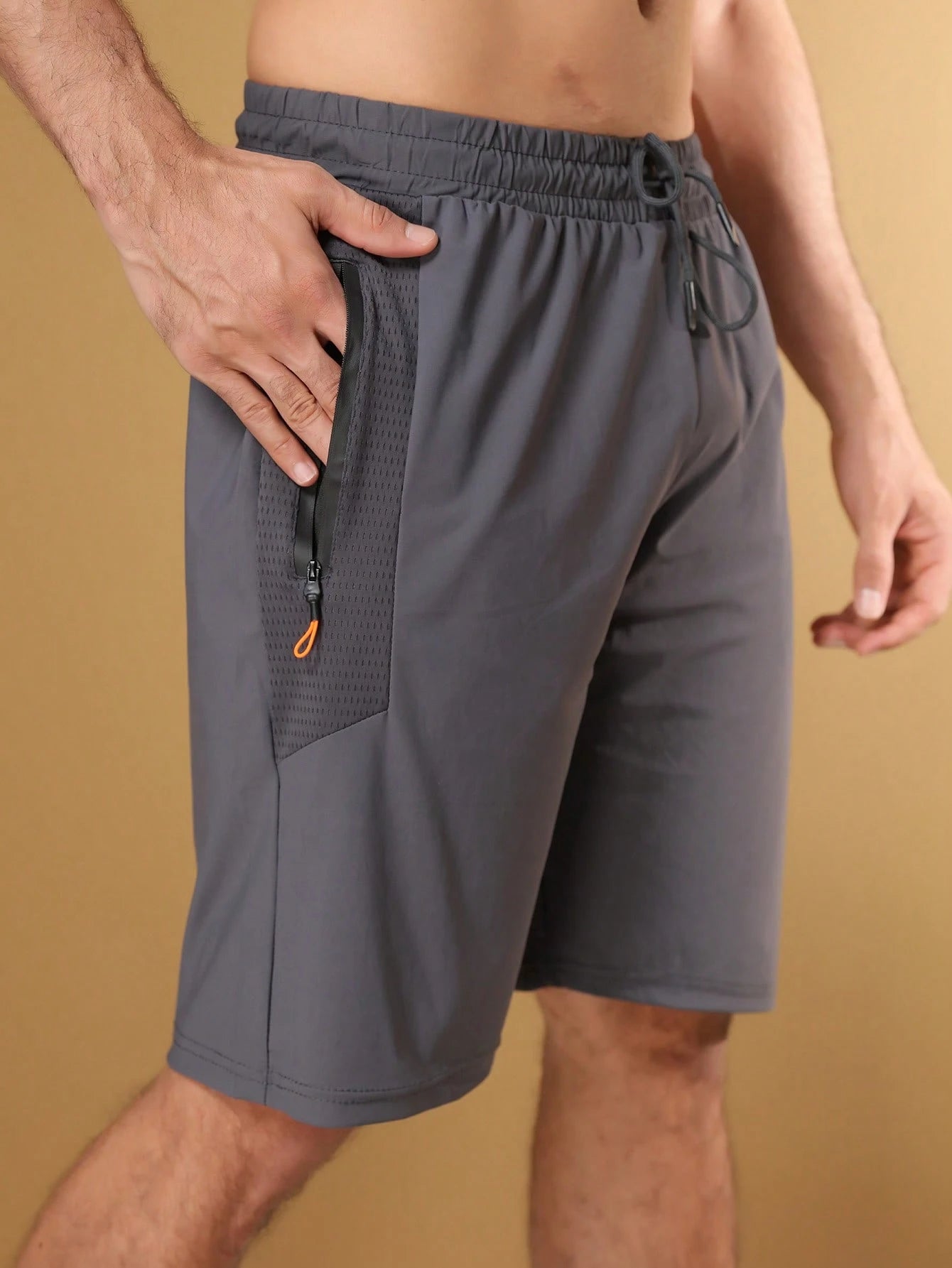 Bermuda Masculina com Cordão e Bolsos